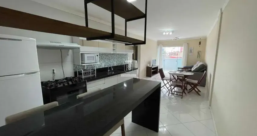 Espaçoso apartamento com 2 dormitórios no centro de bombinhas