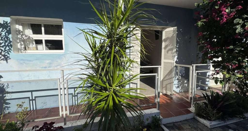APARTAMENTO MOBILIADO COM UM DORMITÓRIO NO CENTRO DE BOMBINHAS
