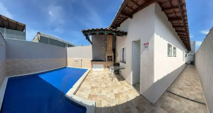 Linda casa com piscina, churrasqueira, semi mobiliada em bairro residencial em itanhaém!