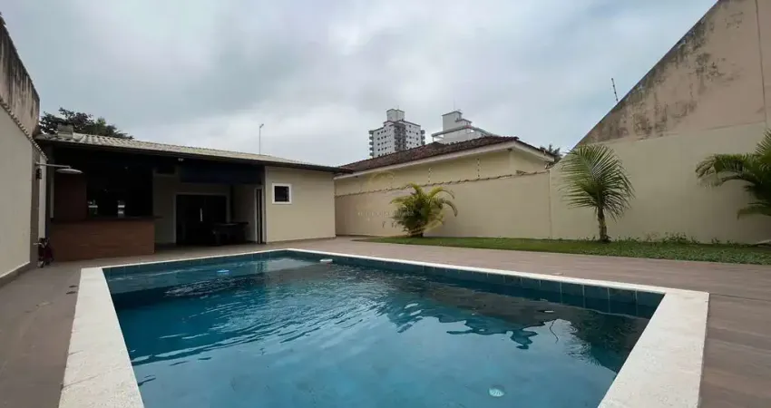 Casa alto padrão em praia grande, quadra do mar com piscina e churrasqueira!!