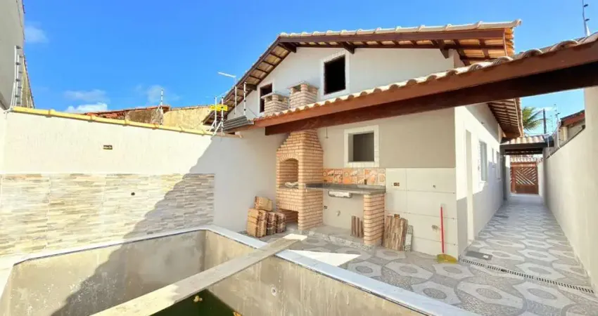 Casa geminada lado praia 1600m do mar com piscina e churrasqueira para venda em itanhaém!
