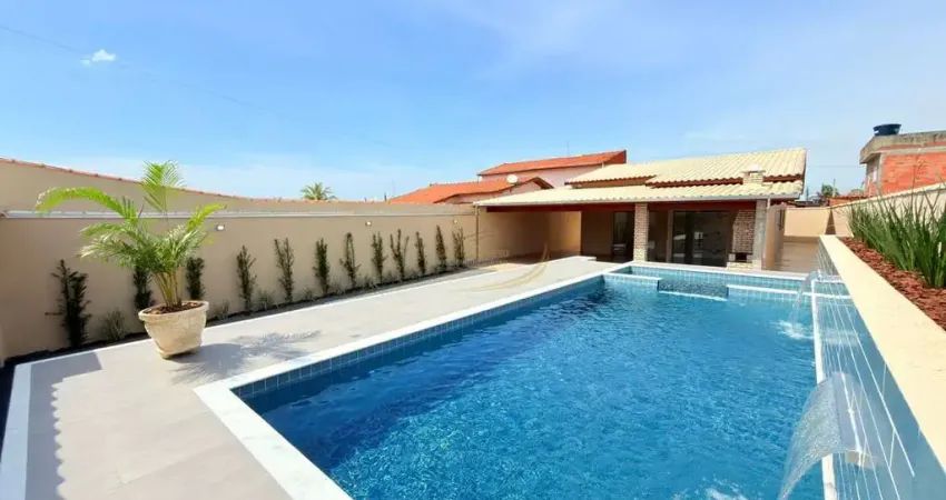 Se encante com essa maravilhosa casa isolada 700m do mar com piscina de 4x10 metros em itanhaém!
