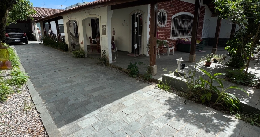 Linda casa isolada na Vila Caiçara a 150 metros do mar, Praia Grande-SP.