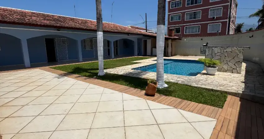 Linda casa isolada com piscina, próximo à praia na vila caiçara, praia grande-sp