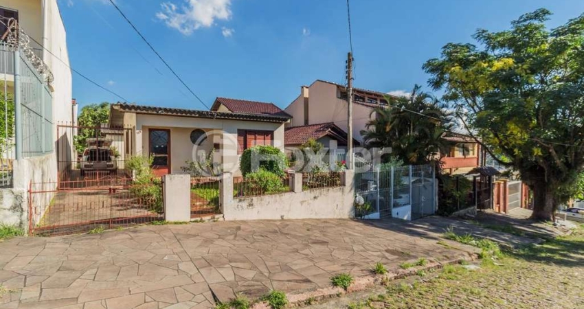 Casa com 3 quartos à venda na Rua Saudável, 168, Medianeira, Porto Alegre