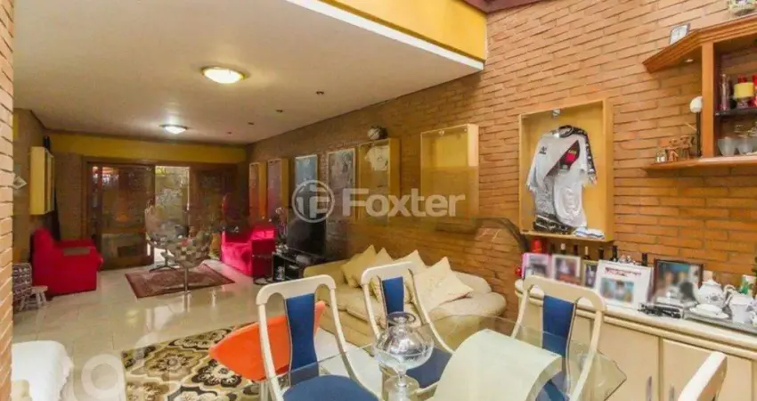 Casa com 3 quartos à venda na Avenida Porto Alegre, 145, Medianeira, Porto Alegre