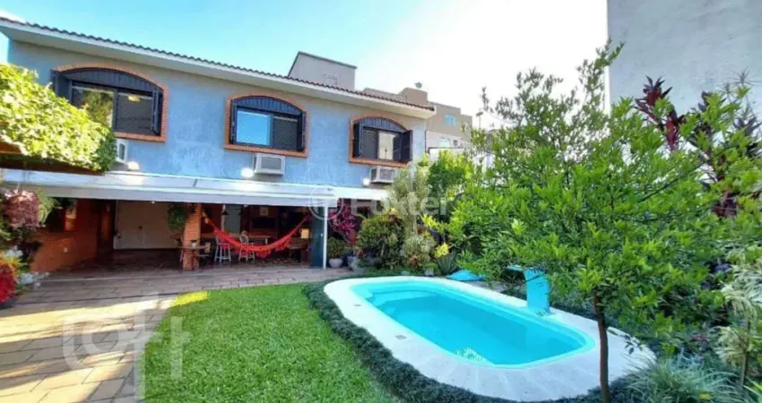 Casa com 3 quartos à venda na Rua Inhanduí, 252, Cristal, Porto Alegre