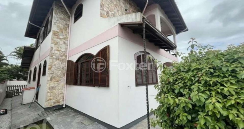 Casa com 3 quartos à venda na Rua Francisco Petry, 104, Centro, Biguaçu