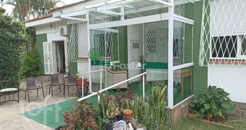 Casa com 5 quartos à venda na Avenida Cinco de Novembro, 56, Teresópolis, Porto Alegre