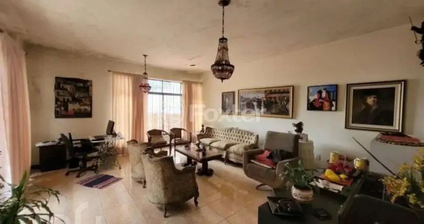 Casa com 3 quartos à venda na Rua Matias José Bins, 371, Três Figueiras, Porto Alegre