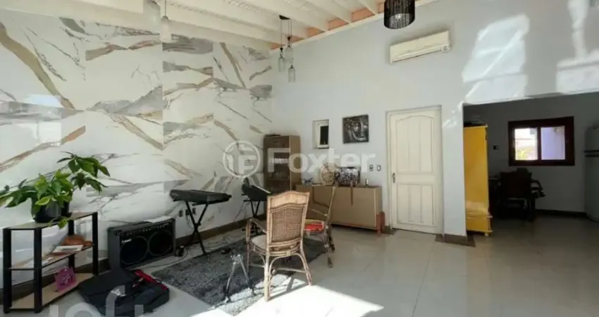 Casa em condomínio fechado com 2 quartos à venda na Avenida Orleaes, 105, Guarujá, Porto Alegre