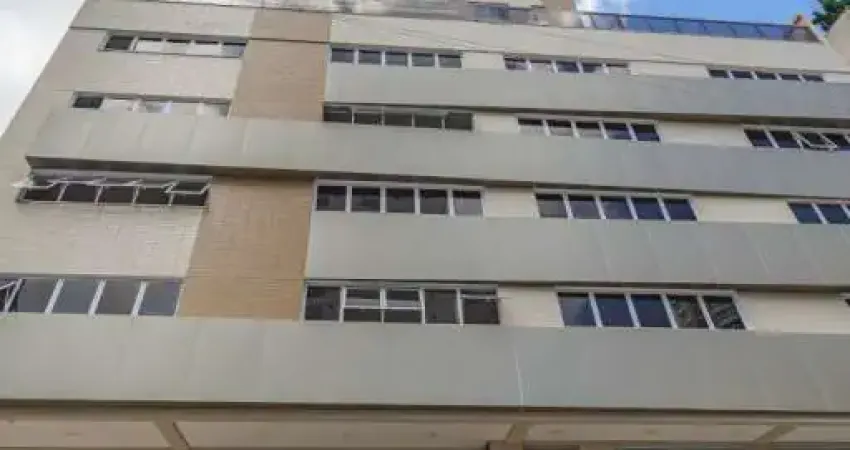 Apartamento sendo 03 suítes e um apto por andar no Centro de Balneário Camboriú, SC