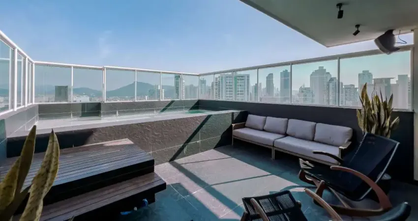 Cobertura Duplex com 4 dormitórios sendo 2 suítes e 4 vagas no Centro de Balneário Camboriú