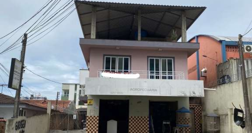 Casa a venda de 03 Dormitórios sendo 01 Suíte com Terraço no Bairro Ipiranga -São José -SC