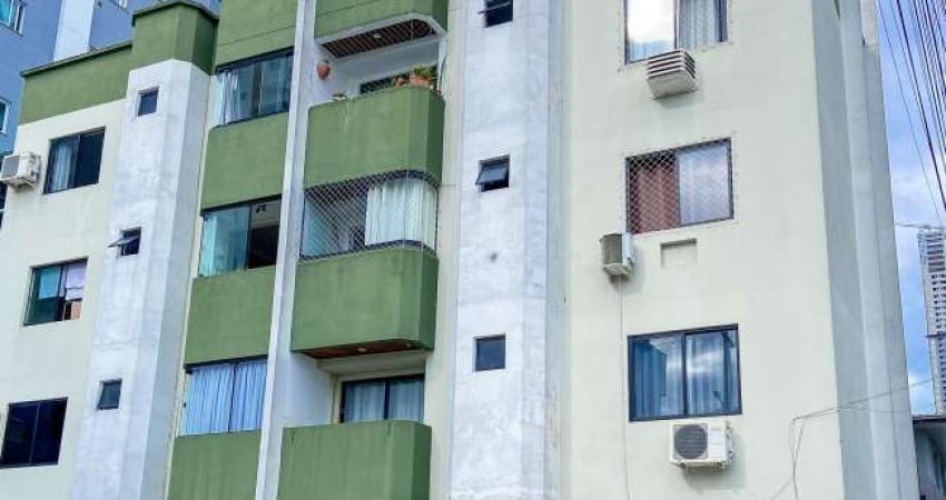 Apartamento de 02 Dormitórios com Ótima Localização em Bal. Camboriú