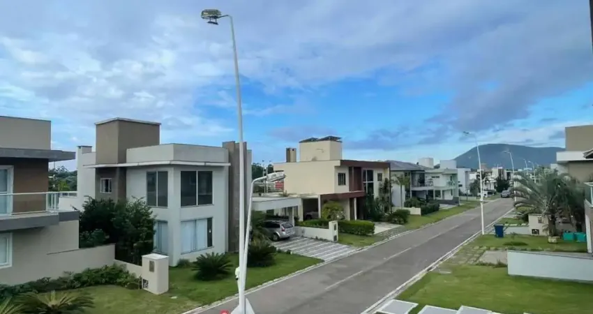 Casa mobiliada sendo 03 suítes em condomínio Fechado no norte da Ilha