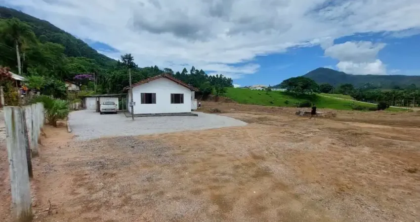 Casa  de 03 dormitórios com terreno de 4 mil metros em Biguaçu/Sc