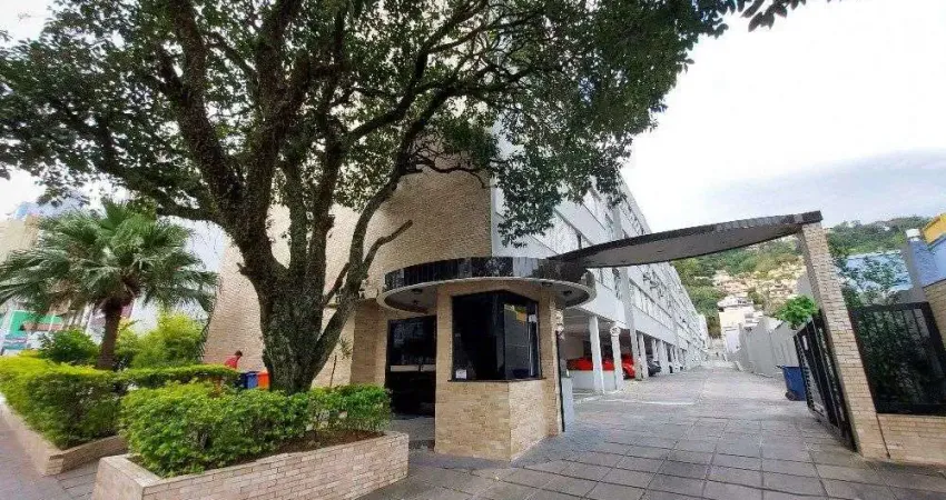 Apartamento semi-mobiliado com 3 dormitórios e ótima estrutura de lazer no Centro - Florianópolis/SC