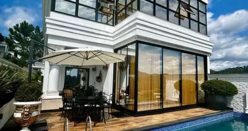 Casa de luxo com 4 suítes, elevador e espaço gourmet em condomínio fechado em Balneário Camboriú/SC