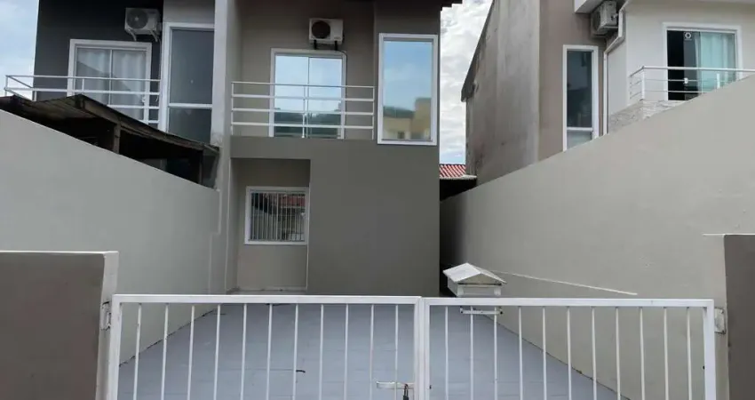 Sobrado com 2 dormitórios no bairro Ipiranga, São José-SC