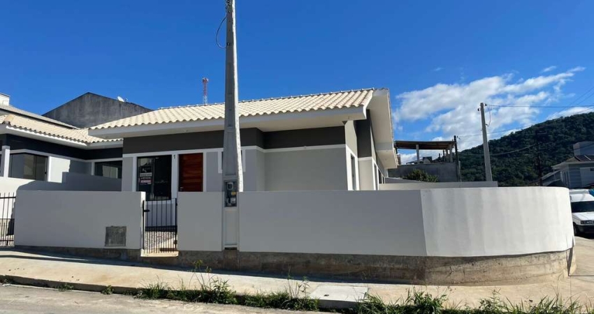 Casa geminada de 2 quartos com suíte e pátio amplo no Bela Vista - Palhoça/SC