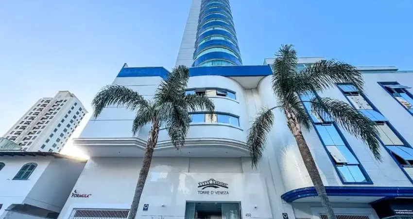 Apartamento mobiliado com 3 dormitórios e vista mar a 400m da praia - Centro de Balneário Camboriú/S