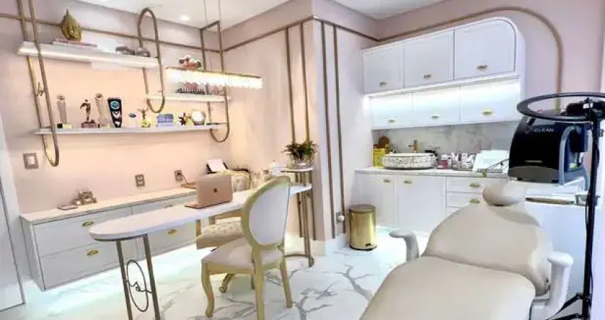 Loja térrea com mezanino a venda mobiliada e decorada em Balneário Camboriu/SC