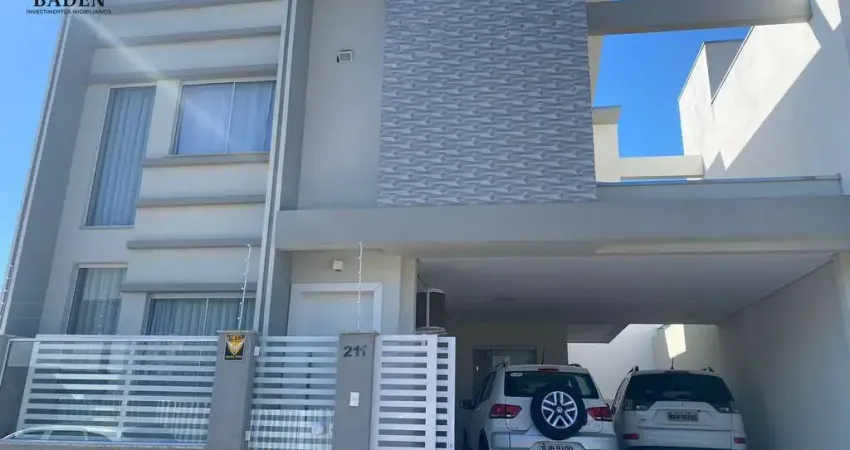 Belíssima casa mobiliada, com 3 suítes em Balneário Camboriú.