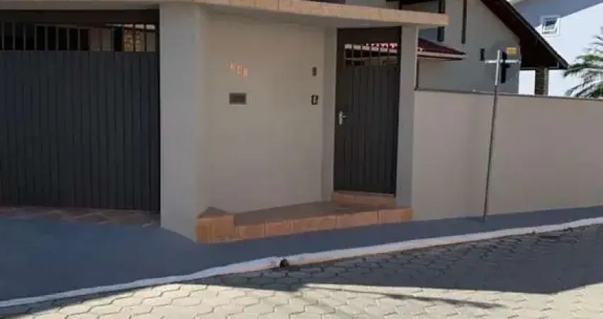 Ampla e equipada casa com 05 dormitórios sendo 03 suítes na Barra da lagoa, espa