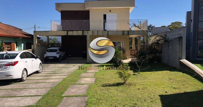 Casa com 03 suítes cercada de verde, piscina, 6 vagas..