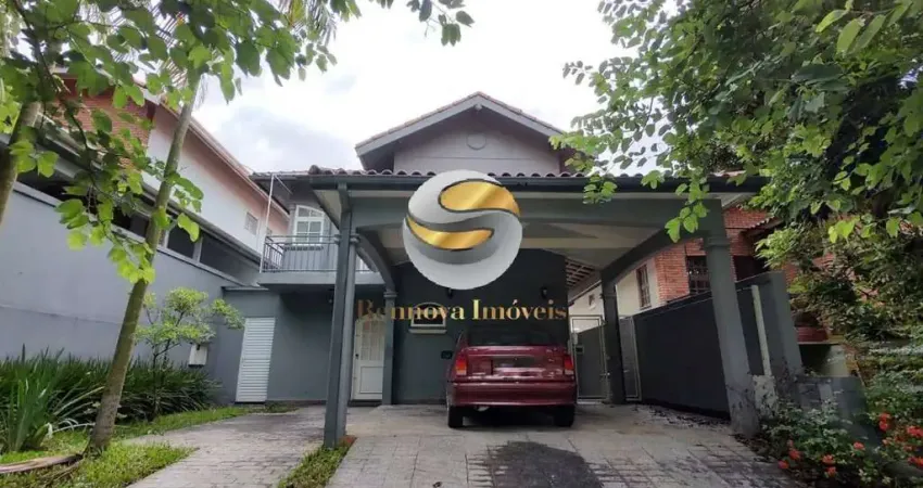 CASA 3 SUÍTES, QUINTAL, EM CONDOMÍNIO NA RUA DO SHOPPING