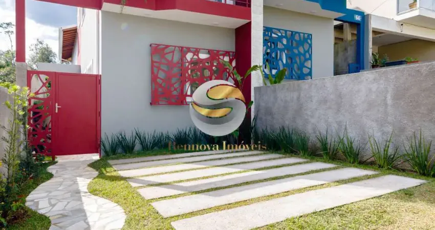 Casa com 03 dormitórios, em condomínio com quintal.