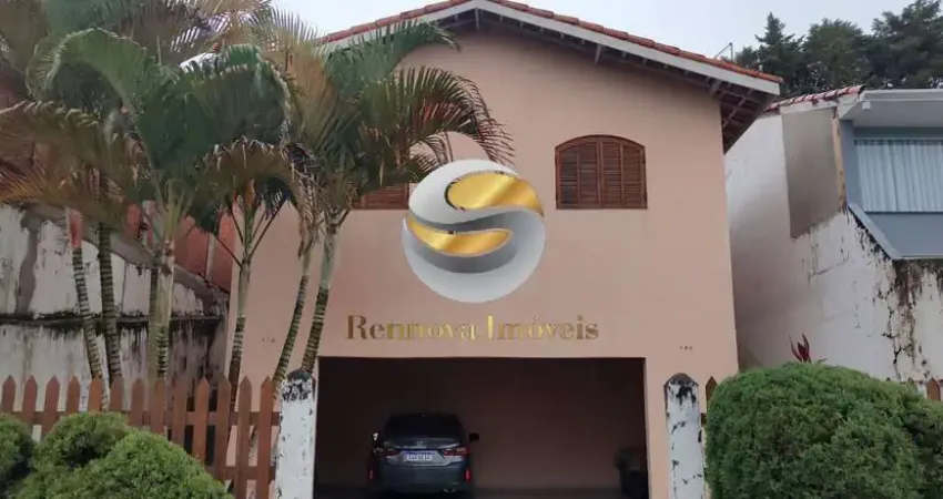 Casa isolada com quintal, grande potencial com espaços amplos