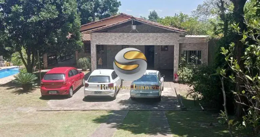 Casa totalmente TÉRREA, com piscina, churrasqueira e amplo terreno.