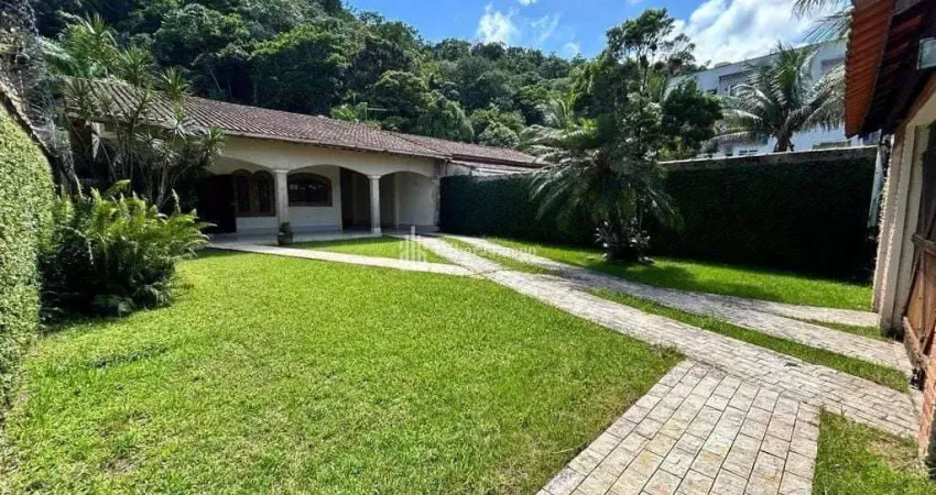 Linda casa no canto do forte !!! 2 dormitorios area gourmet otima localização.