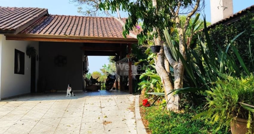 Se você busca conforto, lazer e uma vista privilegiada, essa casa é perfeita para você! Localizada em um amplo terreno de 1.000m², a propriedade oferece **espaços aconchegantes e bem planejados**, alé
