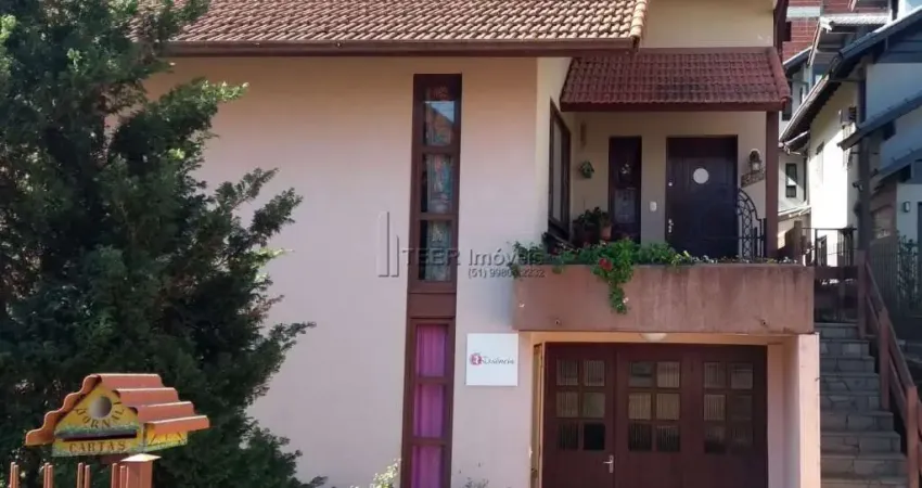 Casa Triplex 3 dormitórios 3 banheiros lareira, churrasqueira.