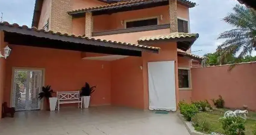 Vende sobrado de 3 quartos sendo 1 suite, com piscina a 300 metros da praia.