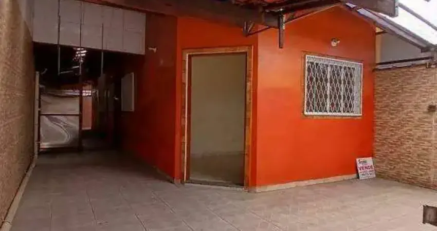Vende casa com 2 quartos sendo 1 suite em bairro residencial.