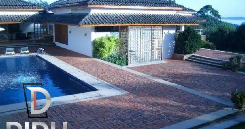 Já imaginou morar em uma casa em meio à natureza, com uma vista de tirar o fôlego e até mesmo um heliponto? Serra da Cantareira