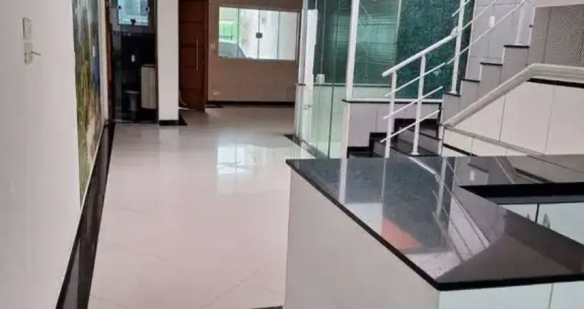 Venha conheer este excelente sobrado no jardim palermo em sbc, com 3 suítes, 4 vagas e edícula nos fundos. imóvel desocupado e pronto para morar!