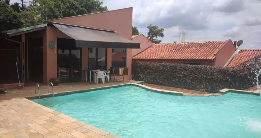 Não perca a oportunidade de morar com tranquilidade e segurança dentro de um condomínio fehado na Granja Viana, próximo ao Shopping The Square.