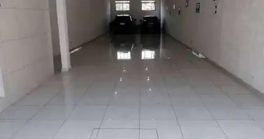 Sobrado para venda com 280 m² de construção no Jardim Utinga em Santo André, possui amplo salão e 10 vagas de garagem.