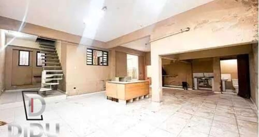 Casa à venda, com 6 quartos 3 suítes 5 vagas, 304m² de construção e 250 m² de terreno.