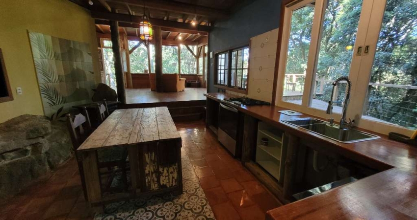 Casa tipo para venda com 3 quartos, sendo 2 suítes, 250m²