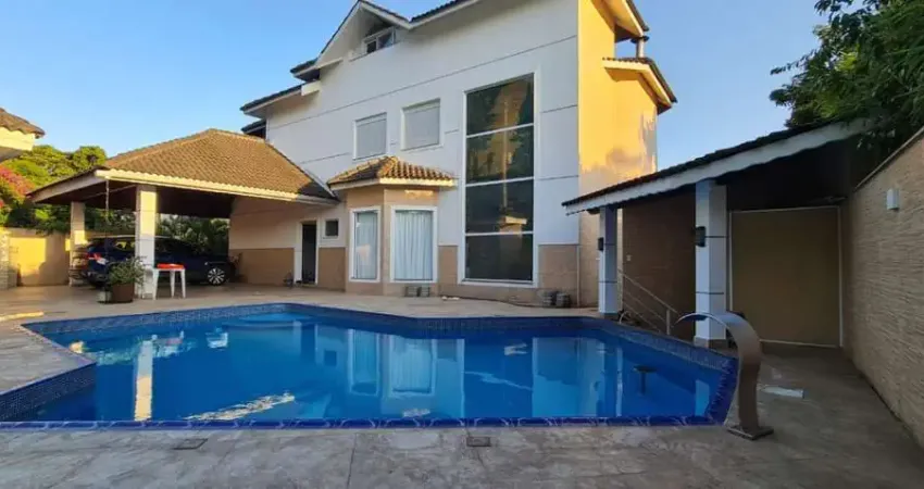 Casa em condomínio para venda com 4 quartos, sendo 2 suítes, 251m²