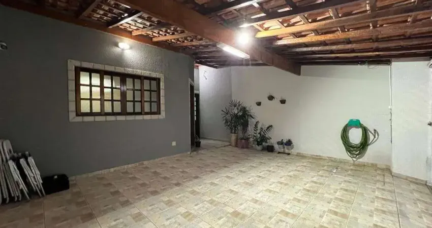 Casa isolada semi mobiliada 3 dormitorios, 1 suite, 2 vagas de garagem.