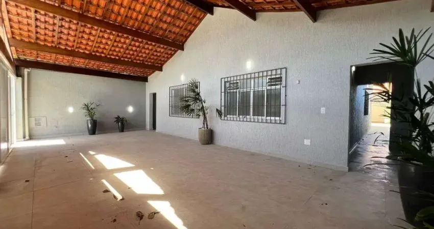 Casa isolada 3 dormitórios, 1 suíte, 4 vagas de garagem, tupi praia grande/sp.