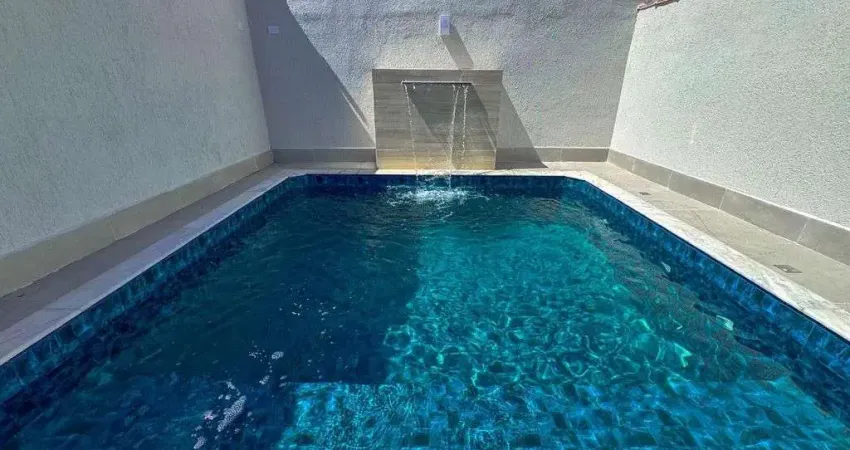 Casa térrea com piscina e cascata, moderna à venda no canto do forte.