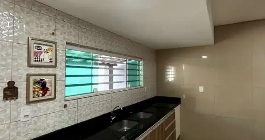 Aluga-se Casa Ampla com 3 Quartos e Excelente Estrutura